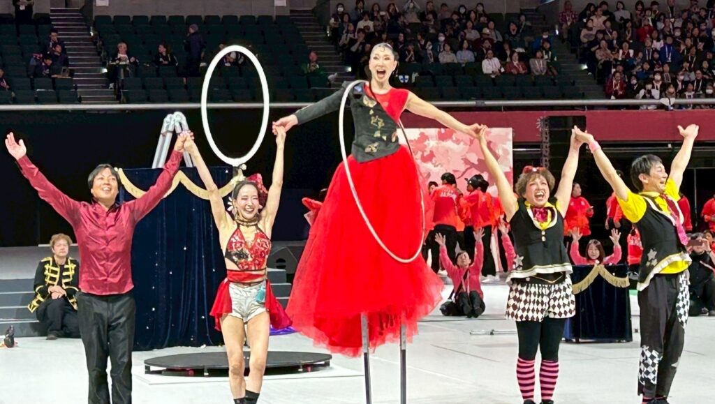 東京2025デフリンピック閉会式・式典前プログラム出演のヘブンアーティスト。左からJuggler Laby(ジャグリング)、めりこ(ポールアクロバットダンス)、AYUMI(フープ、スティルト)、Cartoon Clown CHEEKY! (一輪車サーカス)、しおじゃり(一輪車サーカス)。